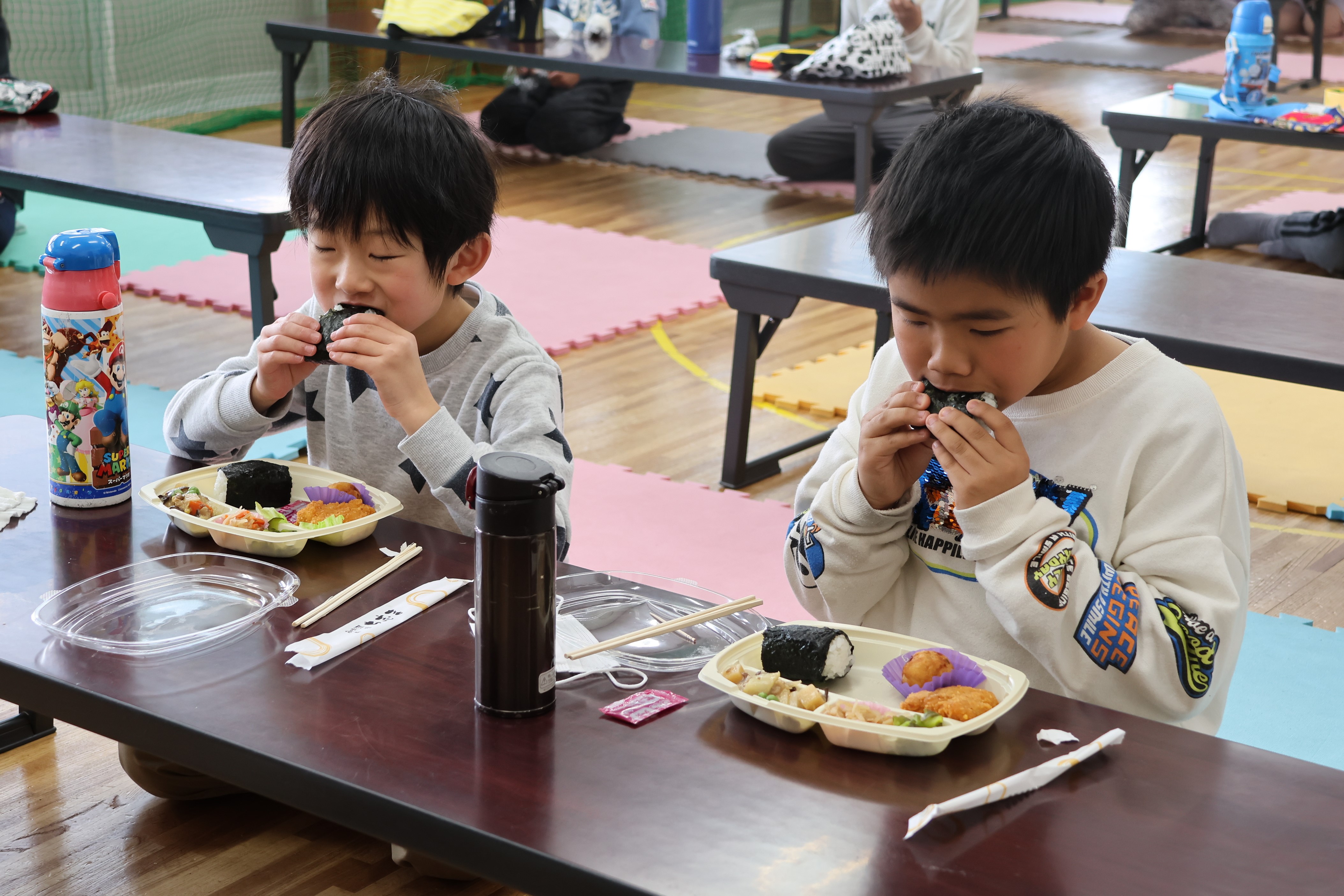 写真：弁当を食べる児童