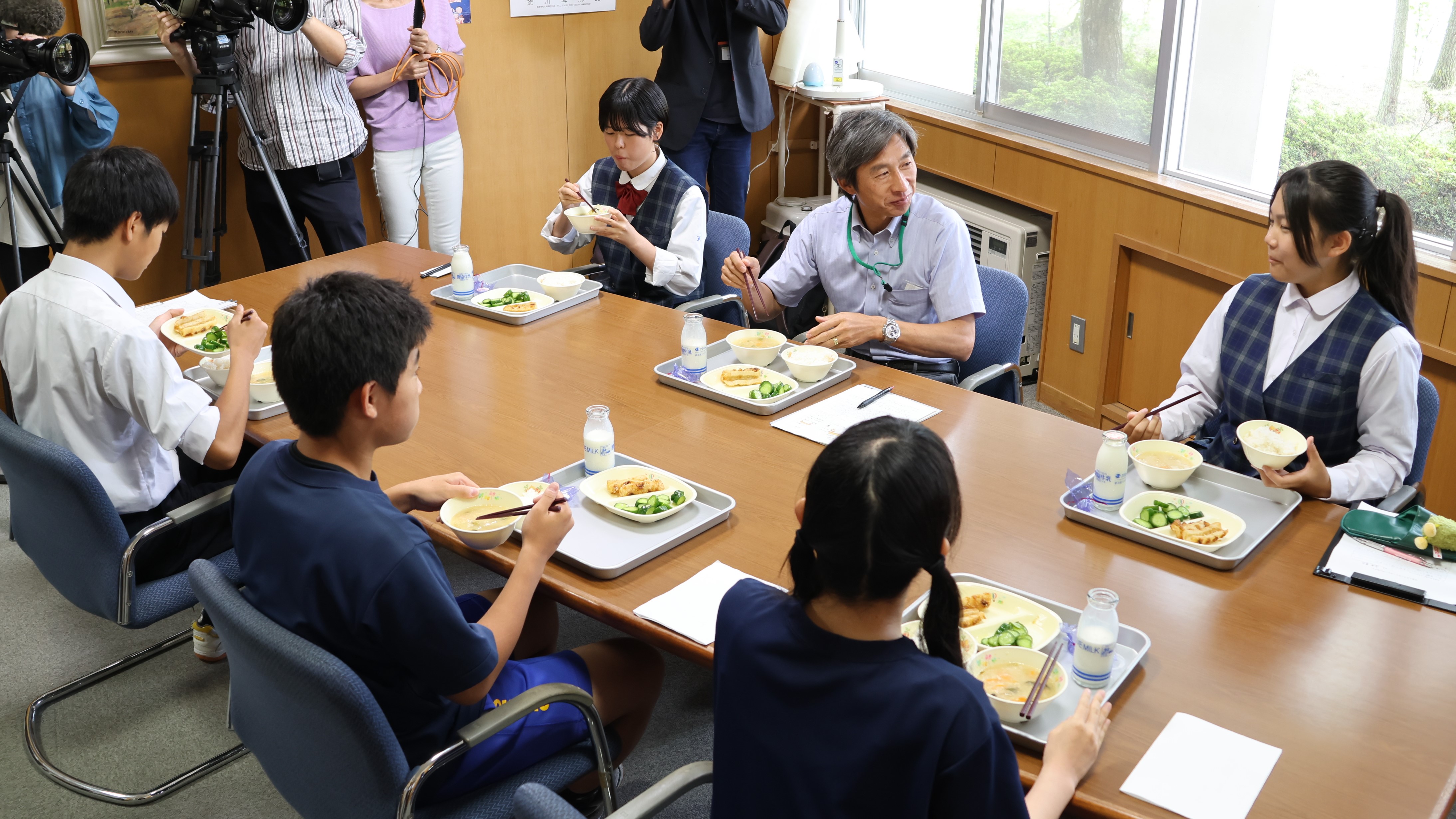 写真：ミーティングをする市長と生徒