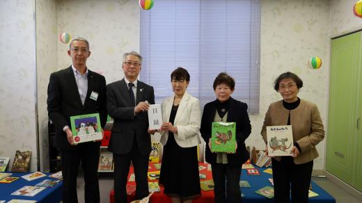 絵本の贈呈式の様子
